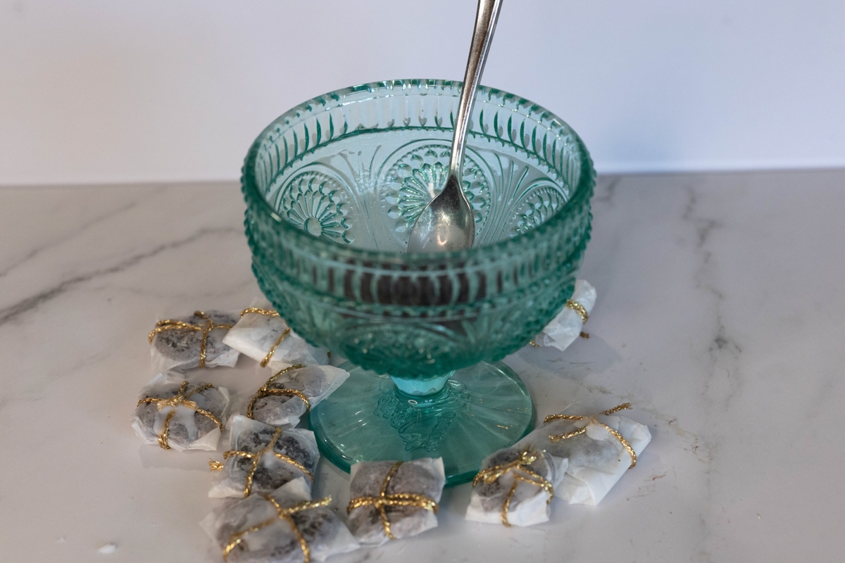 R62_0478_Shoshana_product_photos_ASP_web - Spiritual Teachers Voodoo Clearing Powder